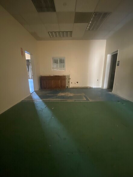 More Photos Of 5805-5809 Merriam Dr, Merriam Showroom For Lease