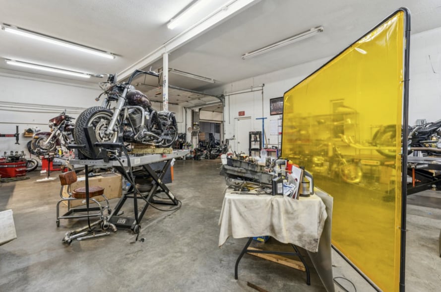 More Photos Of 1222 Hardin Rd, Dallas Flex For Lease