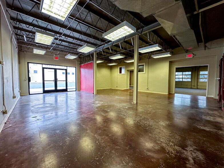 More Photos Of 1 N Mechanic St, El Campo Office For Sale