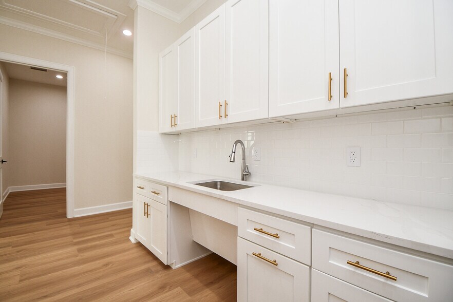 More Photos Of 1325 Main St, Katy Office For Lease