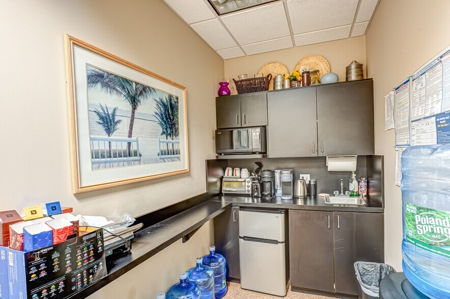 More Photos Of 71 Gazza Blvd, Farmingdale Office For Lease