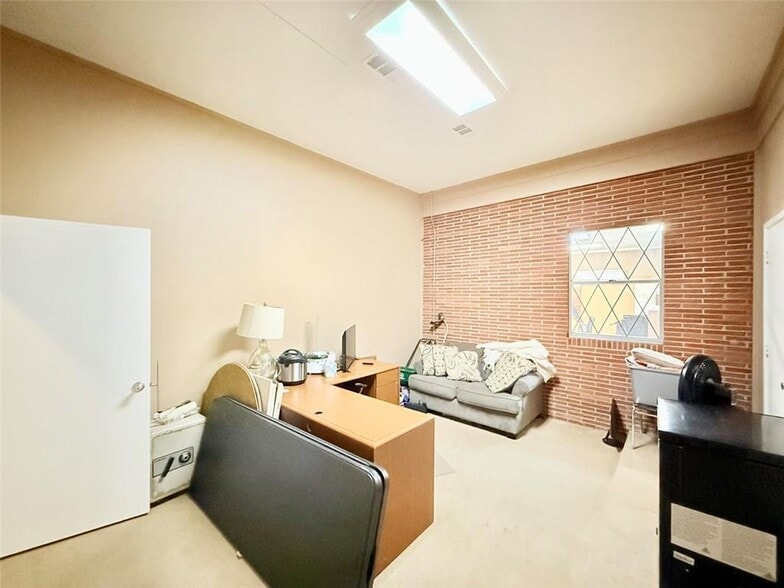 More Photos Of 2802 W Main St, Russellville Office For Sale