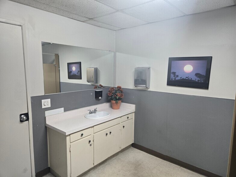 More Photos Of 721 W Whittier Blvd, La Habra Office For Sale