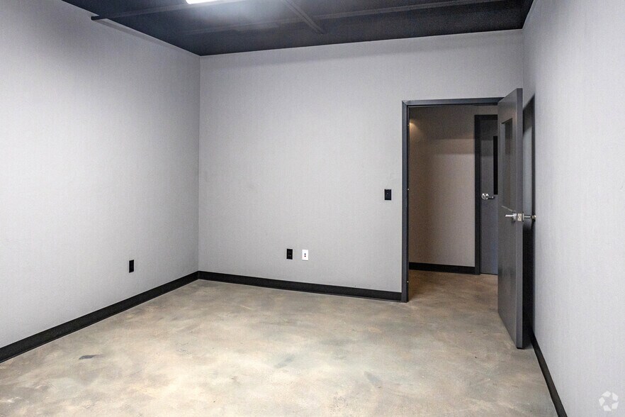 More Photos Of 7901 NE 10th St, Midwest City Office For Sale