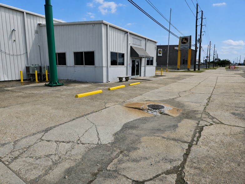 Primary Photo Of 10298 Airline Hwy, Saint Rose Service For Lease
