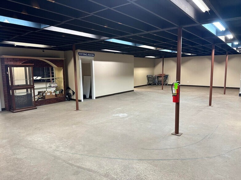 More Photos Of 910 State Highway 30 W, New Albany Warehouse For Sale