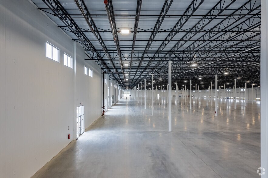 More Photos Of 9141 S 13th St, Oak Creek Warehouse For Lease