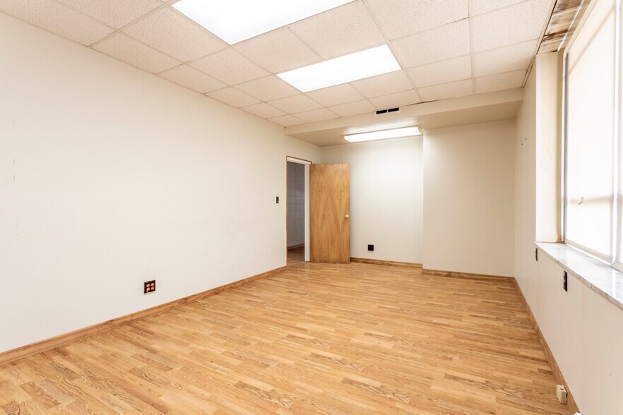 More Photos Of 1250 Franklin Ave, Brookville Office For Sale