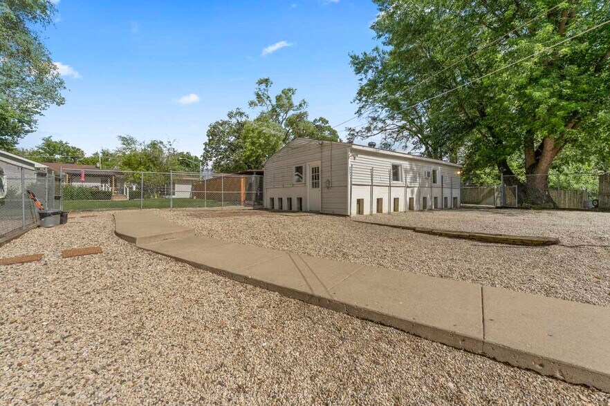More Photos Of 4403 S Roberts Rd, Island Lake Veterinarian Kennel For Sale