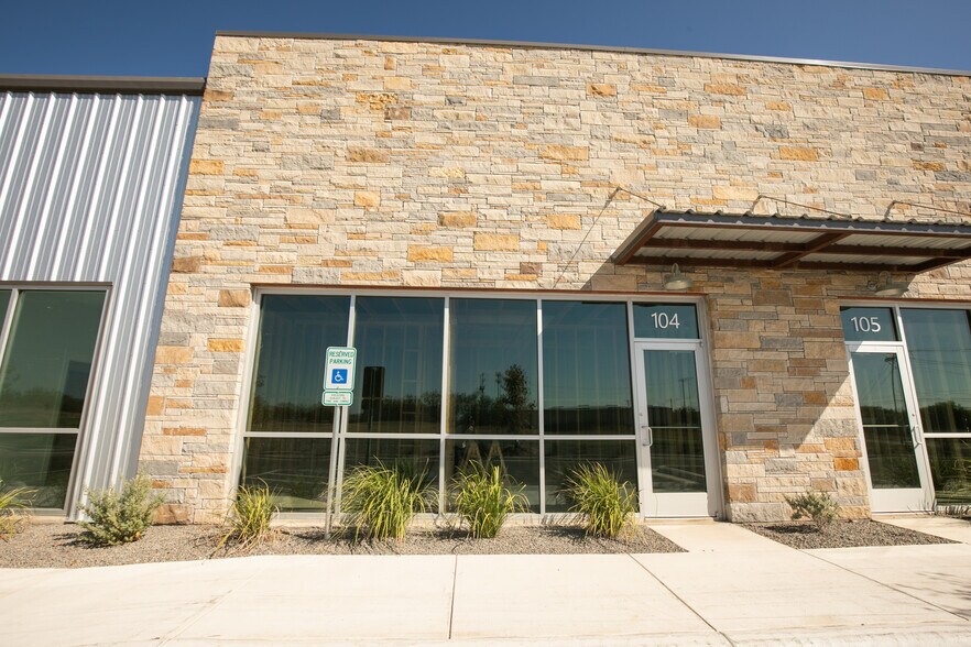 More Photos Of 2205 Warehouse Cir, Marble Falls Flex For Lease