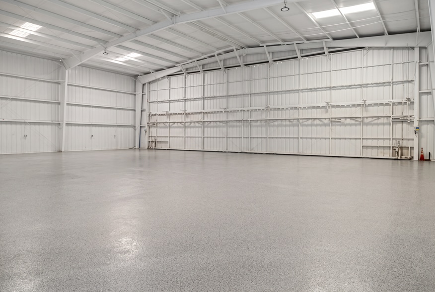 More Photos Of 18000 Groschke Rd, Houston Airplane Hangar For Lease