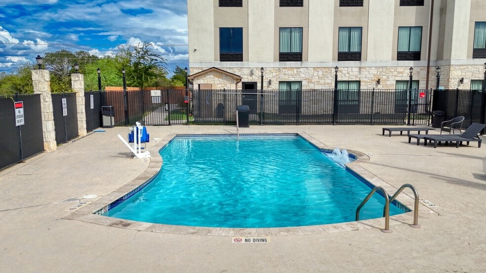 More Photos Of 3371 N Esplanade St, Cuero Hotel For Sale