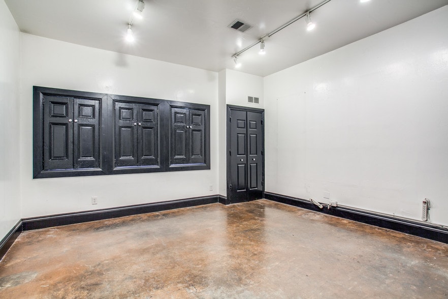 More Photos Of 250 W Olmos Dr, San Antonio Storefront Retail Office For Lease