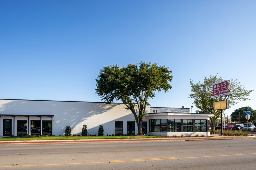 More Photos Of 300 E Division St, Arlington Restaurant For Lease