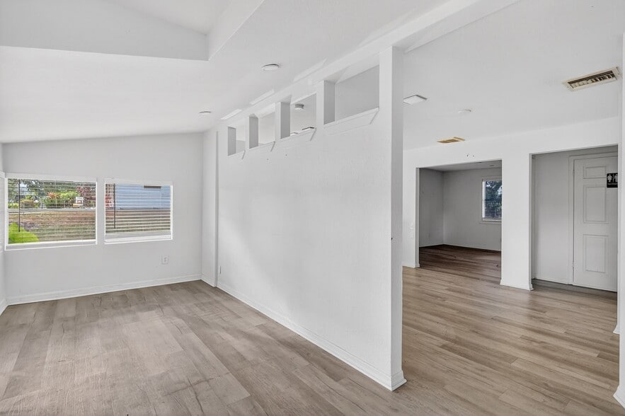 More Photos Of 111 E Lady Lake Blvd, Lady Lake Office For Lease