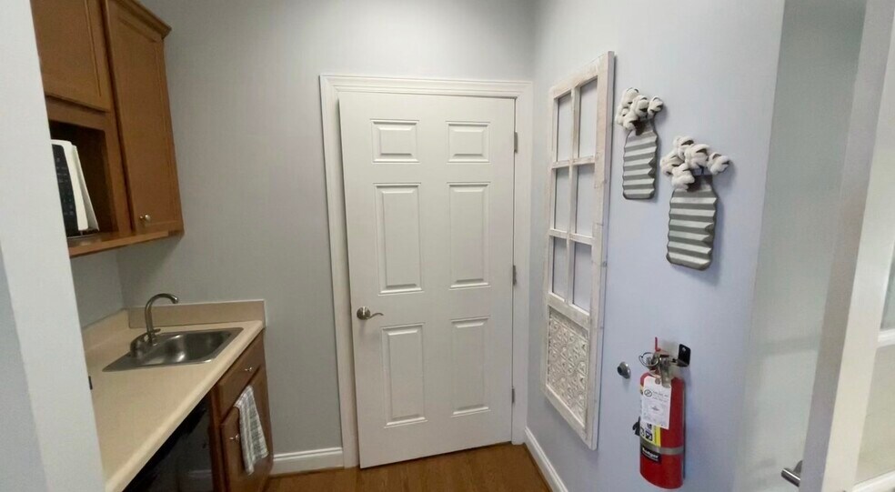 More Photos Of 303 Burwood Dr, Winston-Salem Flex For Lease