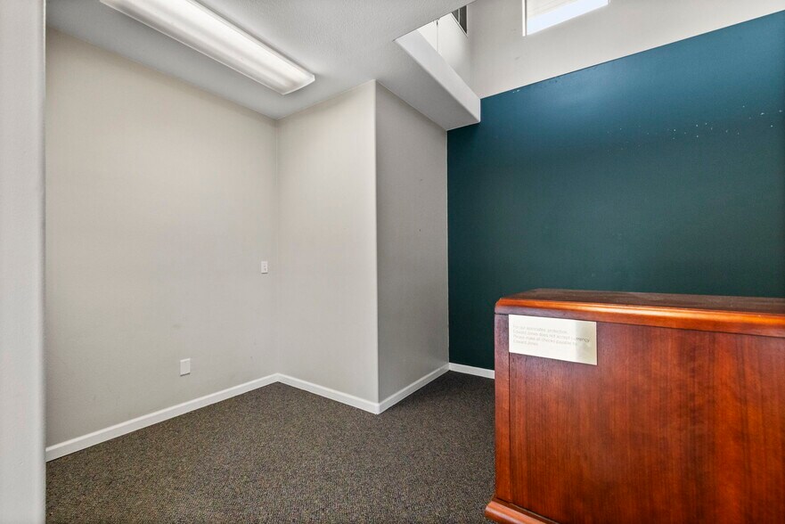 More Photos Of 13951 Mono Way, Sonora Office For Lease