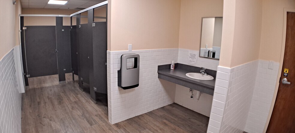 More Photos Of 5000 Park St N, Saint Petersburg Flex For Lease