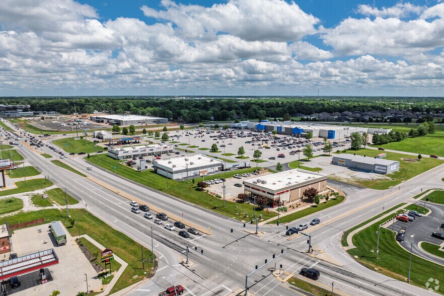 More Photos Of 3530 W Sunshine, Springfield Unknown For Lease