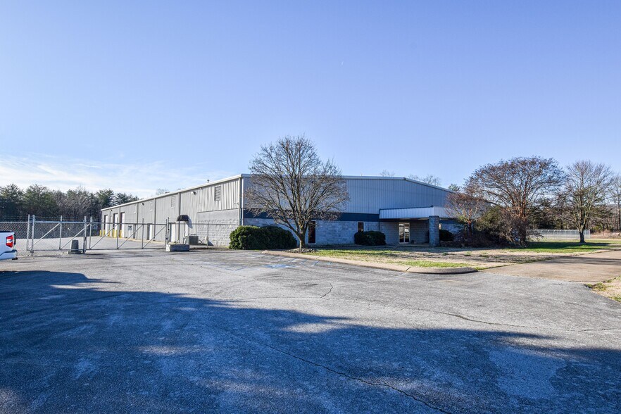 More Photos Of 214 Industrial Park Dr, Soddy Daisy Manufacturing For Lease