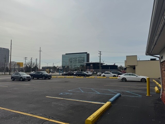 More Photos Of 3065-3095 Crooks Rd, Troy Freestanding For Lease