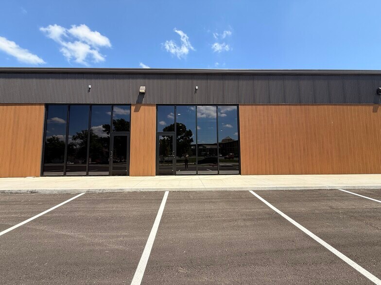 More Photos Of 3405 NW Jefferson St, Blue Springs Flex For Lease