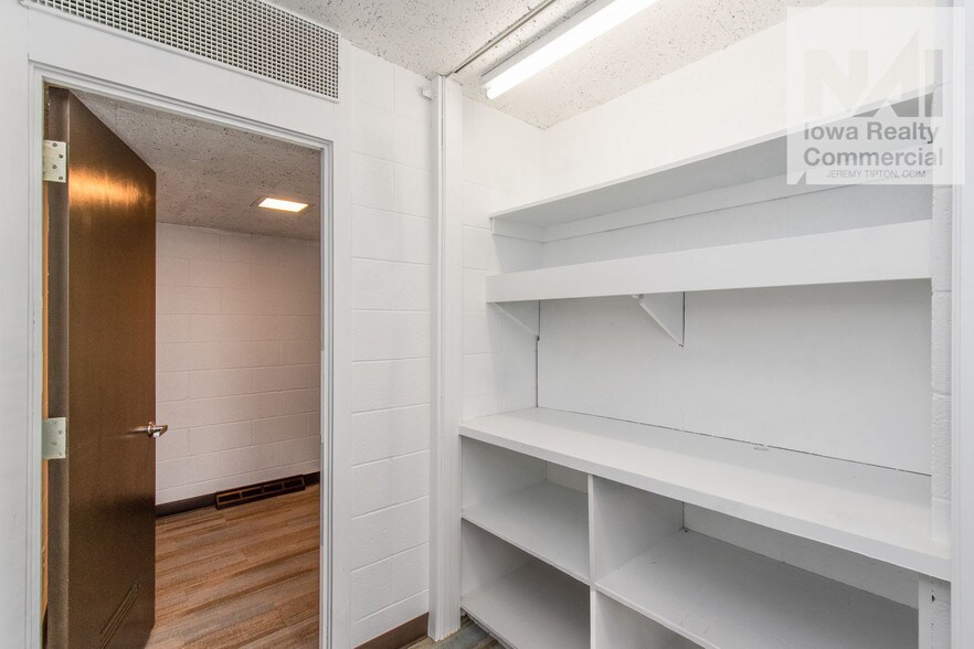 More Photos Of 115 30th Street Dr SE, Cedar Rapids General Retail For Sale