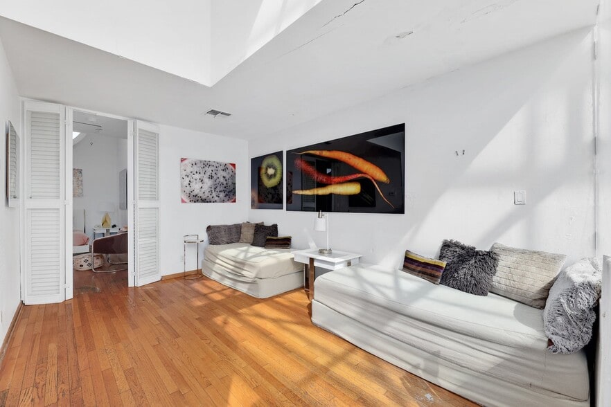 More Photos Of 410 E 6th St, Austin Storefront Retail Residential For Lease