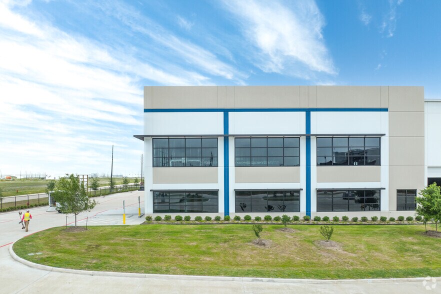 More Photos Of 6500 Nita Way, Baytown Distribution For Sale