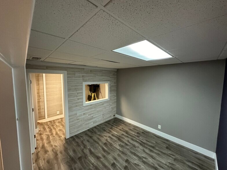 More Photos Of 4331 N Dixie Hwy, Boca Raton Light Distribution For Lease