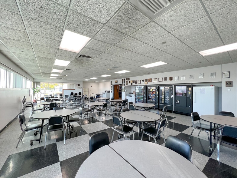 More Photos Of 3801 S Central Ave, Rockford Manufacturing For Lease