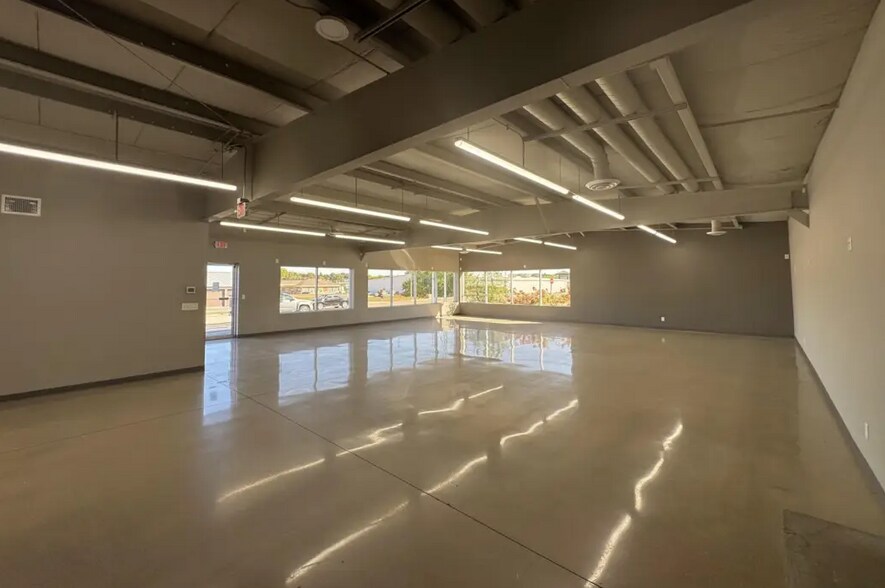 More Photos Of 633 1st Ave, Monroe Showroom For Lease