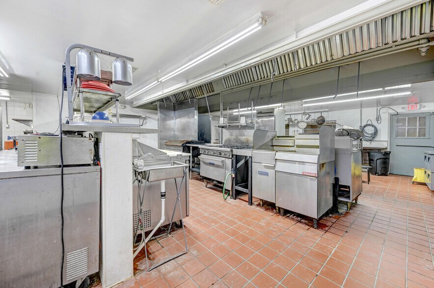 More Photos Of 300 N Cocoa Blvd, Cocoa Restaurant For Lease