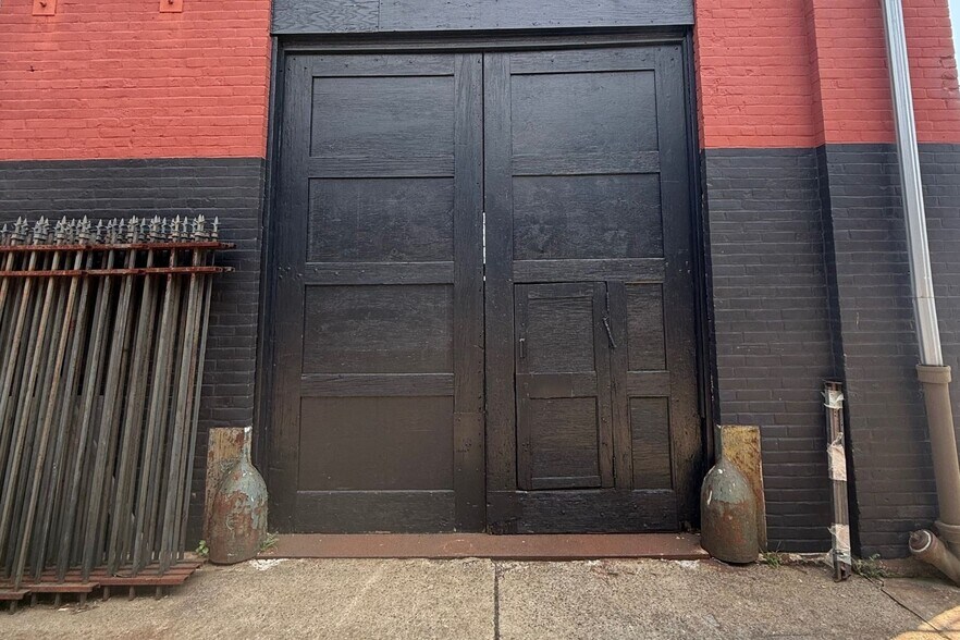 More Photos Of 1155 Railroad Ave, Bridgeport Showroom For Sale