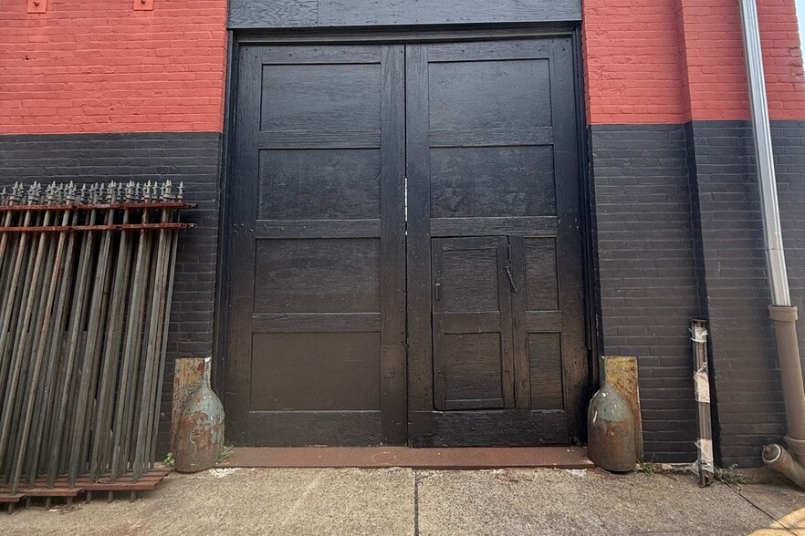 More Photos Of 1155 Railroad Ave, Bridgeport Showroom For Sale