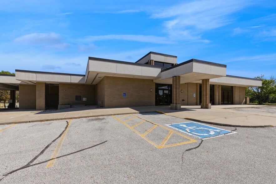 More Photos Of 4505 Douglas Ave, Des Moines General Retail For Sale