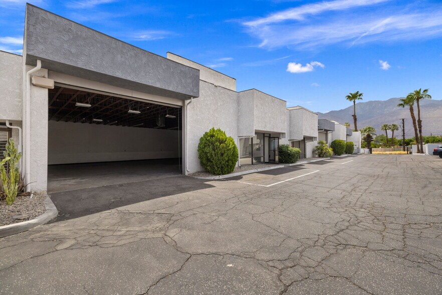 More Photos Of 800 S Vella Rd, Palm Springs Warehouse For Lease