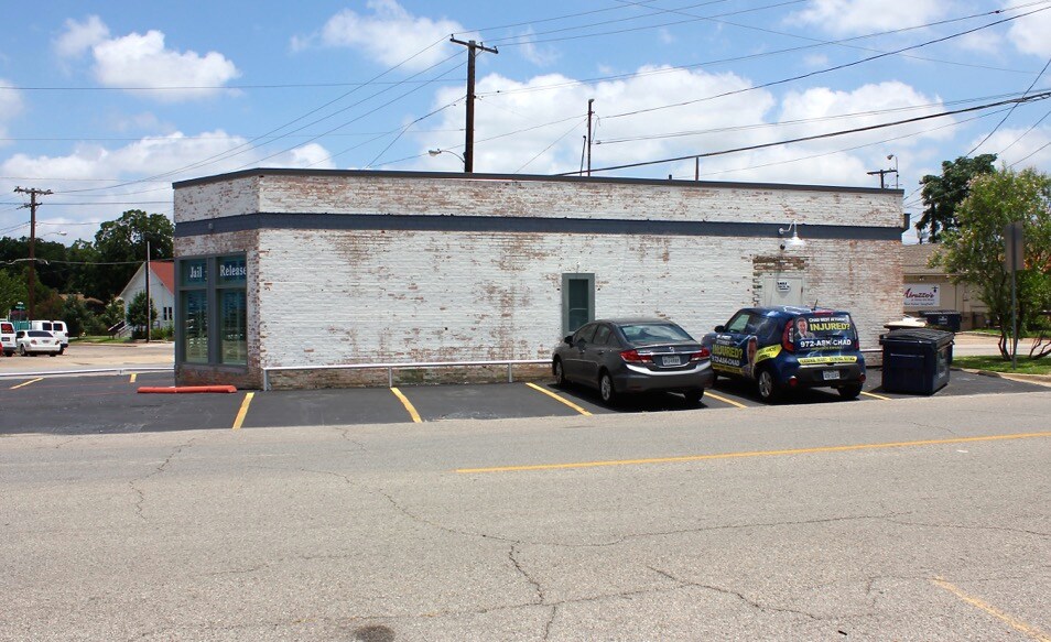 More Photos Of 900 W Davis St, Dallas Freestanding For Lease