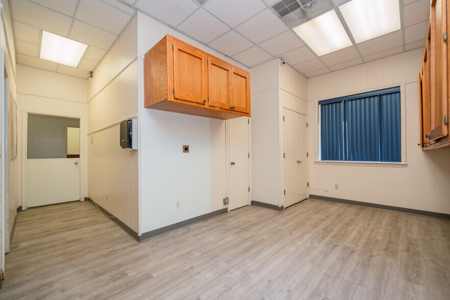 More Photos Of 1809 Alpine Rd, Longview Office For Sale