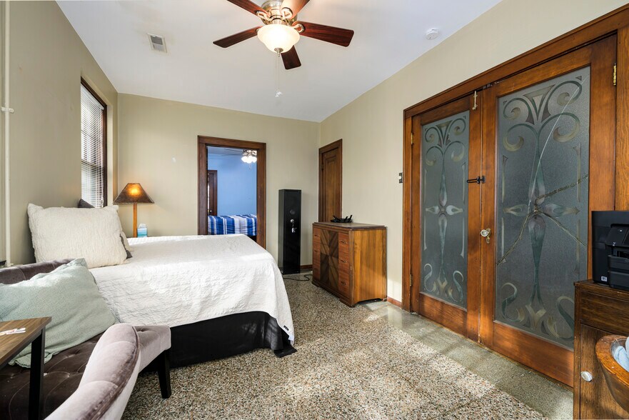 More Photos Of 5001 Pernod Ave, Saint Louis Flex For Sale