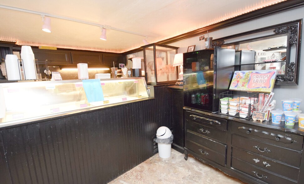 More Photos Of 112 W Main St, Burnsville Flex For Lease