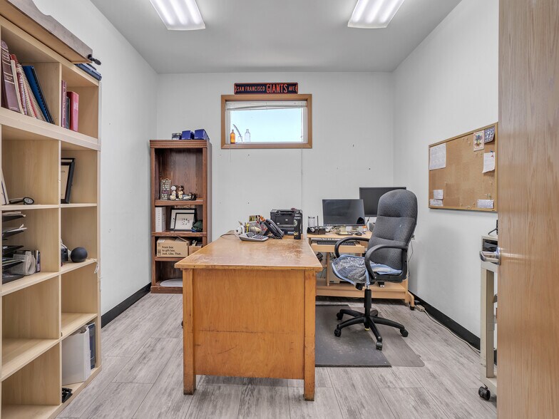 More Photos Of 711 W Main St, Sheridan Veterinarian Kennel For Sale