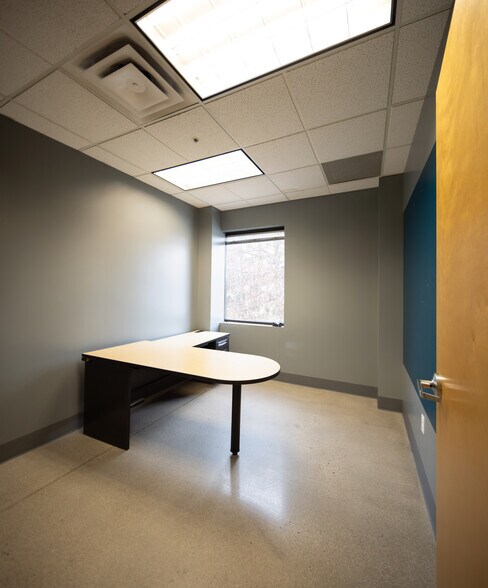 More Photos Of 6586 S Kenton St, Centennial Showroom For Lease