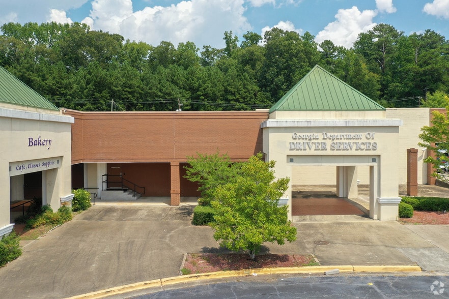 More Photos Of 7984-8044 Rockbridge Rd, Lithonia Storefront For Lease
