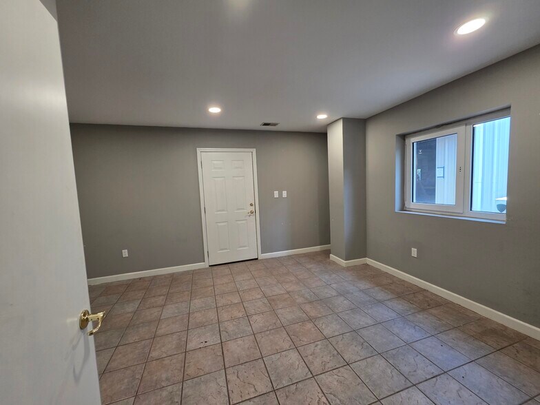 More Photos Of 5851 Lowcountry Dr, Ridgeland Warehouse For Lease