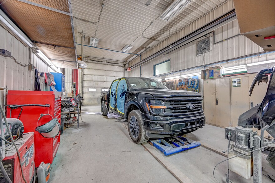 More Photos Of 11 Rue Notre-Dame, Berthierville Manufacturing For Sale