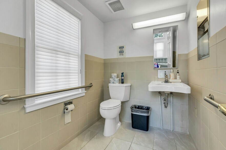 More Photos Of 139 Plandome Rd, Manhasset Medical For Sale