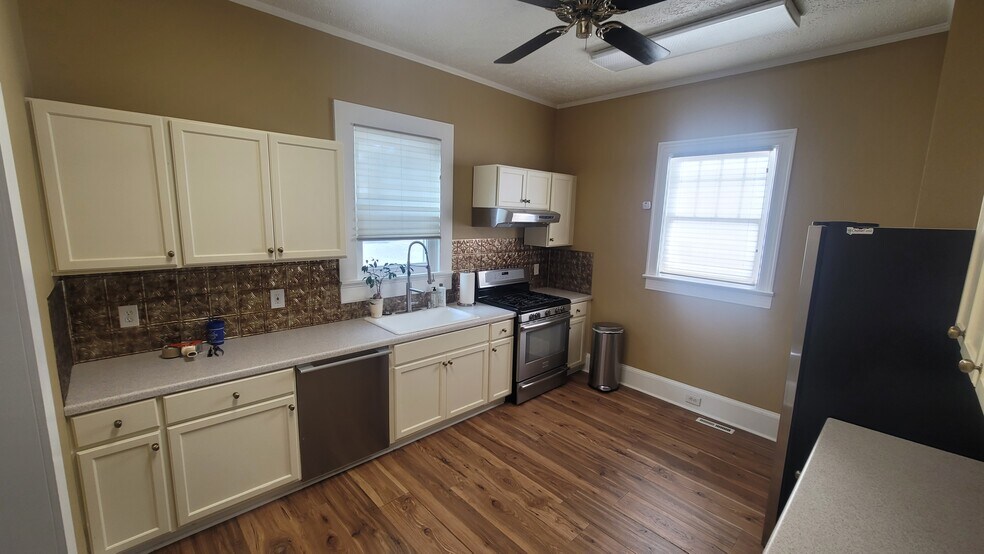 More Photos Of 315 W Stone Ave, Greenville Office For Sale