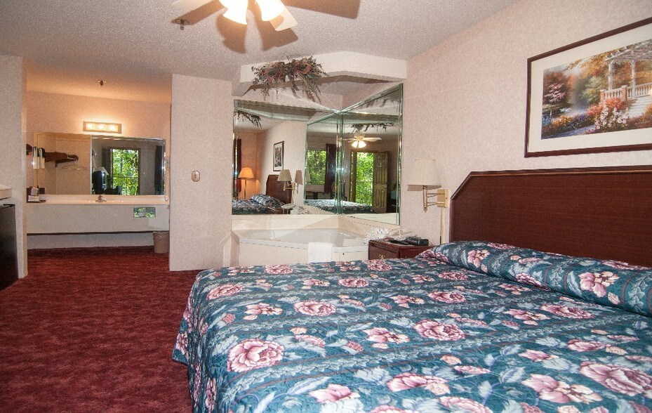 More Photos Of 3043 E Van Buren, Eureka Springs Hotel For Sale