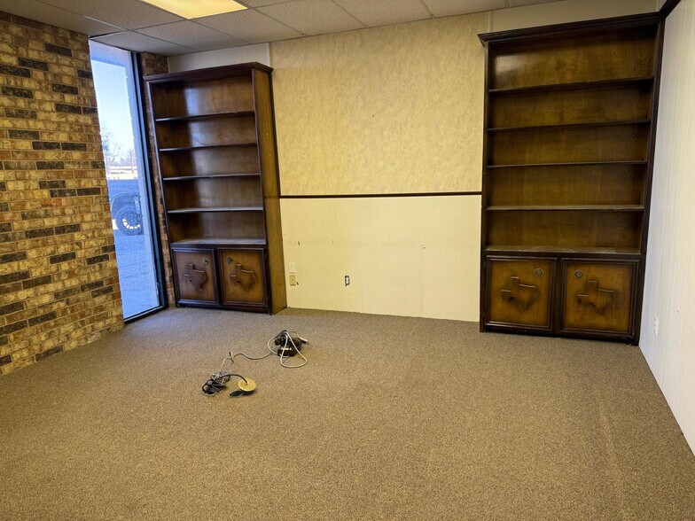 More Photos Of 2451 34th St, Lubbock Freestanding For Lease